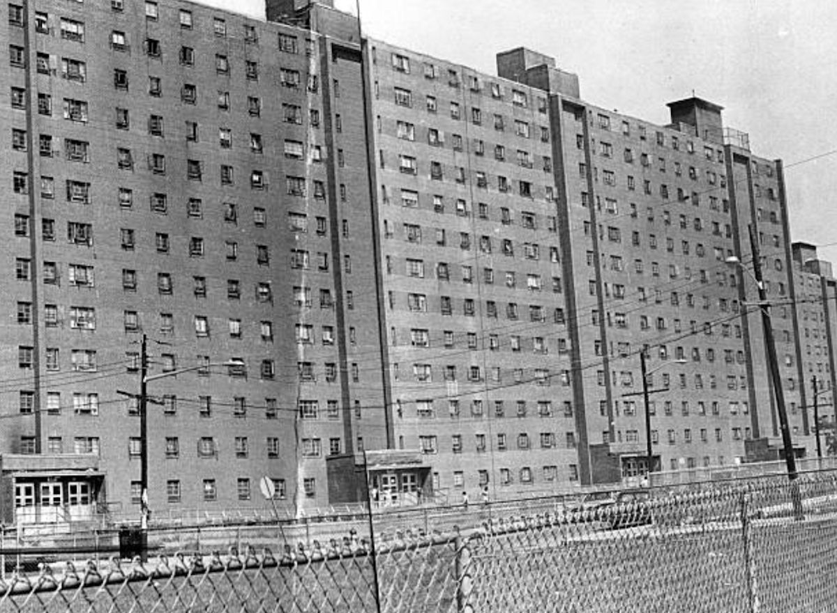 August 22, 1972
A panoramic view of the Scudder Homes Housing project viewed from West Kinney and Quitman Streets, plagued by muggings and damage and with a large number of its tenants on a rent strike against Newark Housing Authority They were finally demolished.
Photo by Afro American Newspapers
